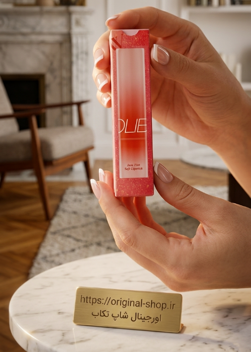 تینت لب جامد براق لامیلا مدل Jam Tint به همراه تست رنگ روی دست و جعبه محصول